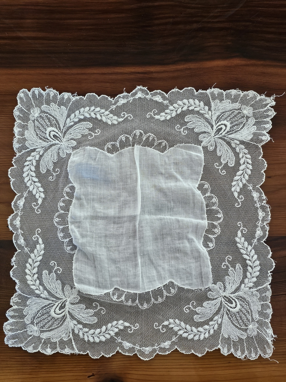 Delicate Vintage White Lace Handkerchief - Picture 3 of 4